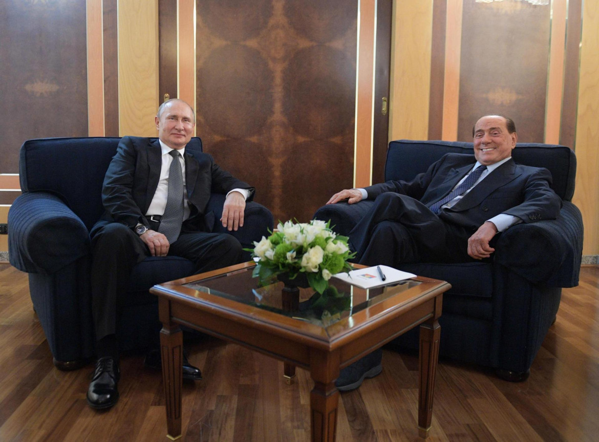 Vladimir Putin, presidente de Rusia, y Silvio Berlusconi, ex primer ministro de Italia. Fuente: EFE.