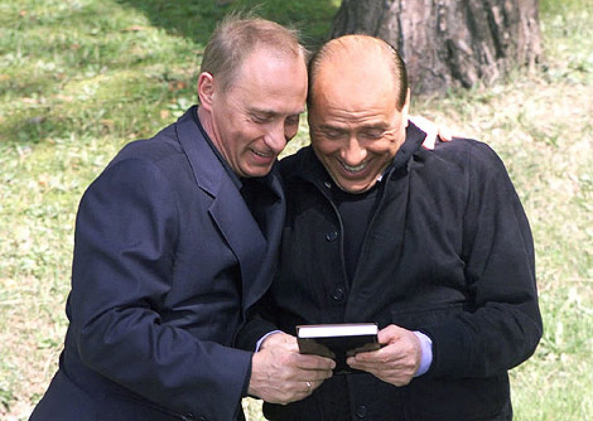 Berlusconi visitando a Putin tras la anexión de Crimea. Fuente: Twitter: (@logela_).