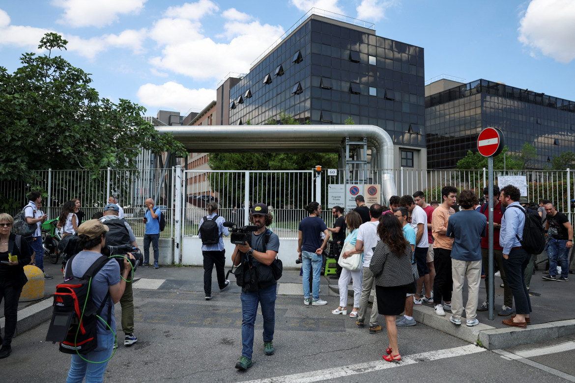 Seguidores de Berlusconi en las afueras del hospital San Raffaele de Milán. Foto: Reuters.