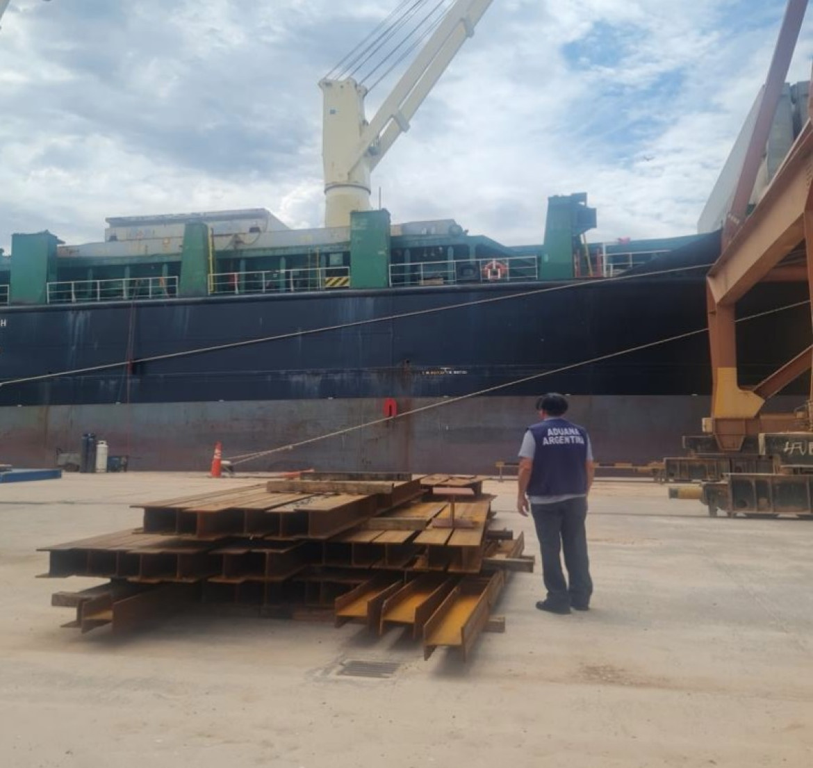 Operativo por importación de hierro irregular. Foto: Aduana.