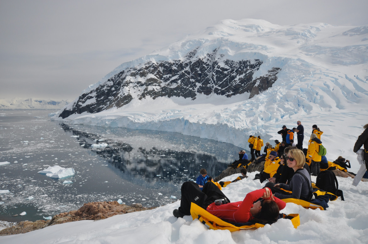 Turistas en la región Antártica. Foto: Unsplash