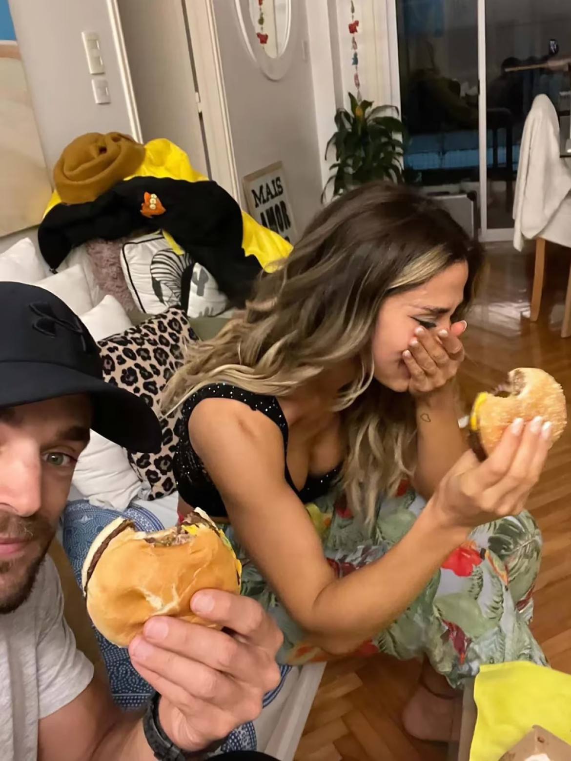 Jimena Barón comiendo hamburguesa junto a su novio. Foto: redes sociales.