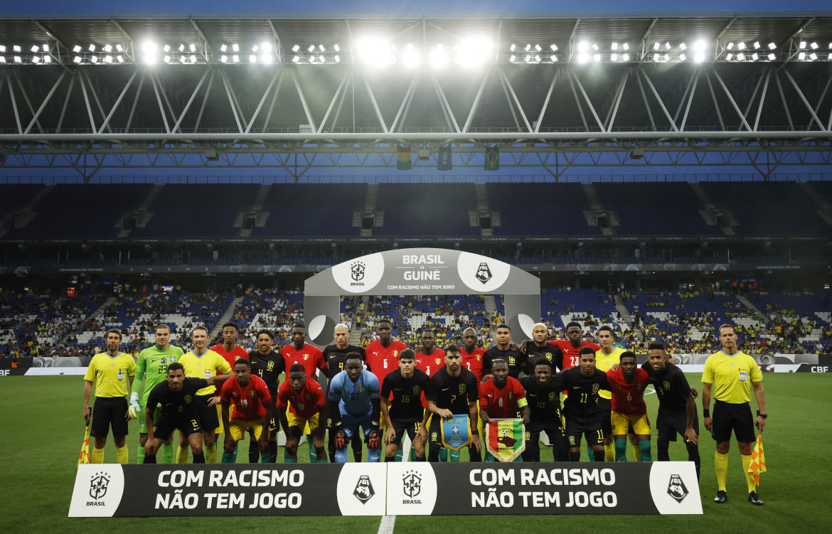 La selección de Brasil se vistió de negro en contra del racismo. Foto: Reuters.