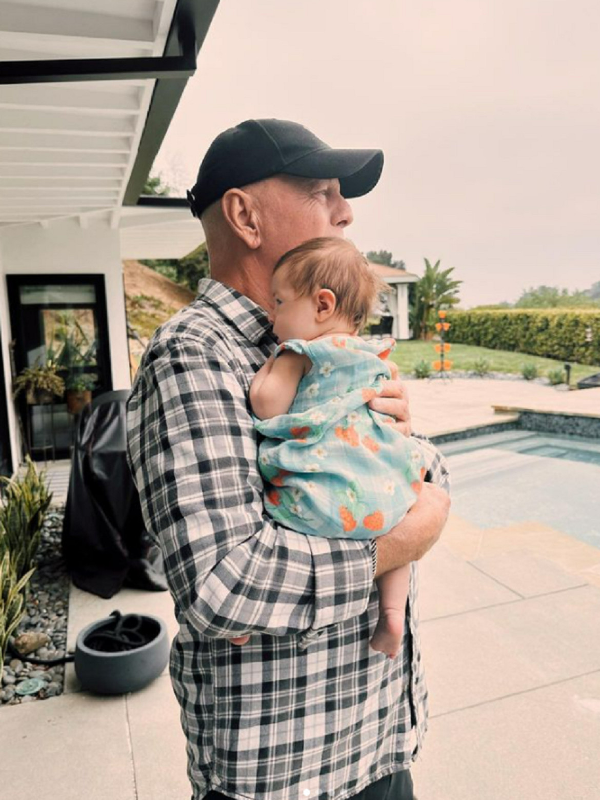 Bruce Willis con su nieta. Foto: Instagram/rumerwillis.