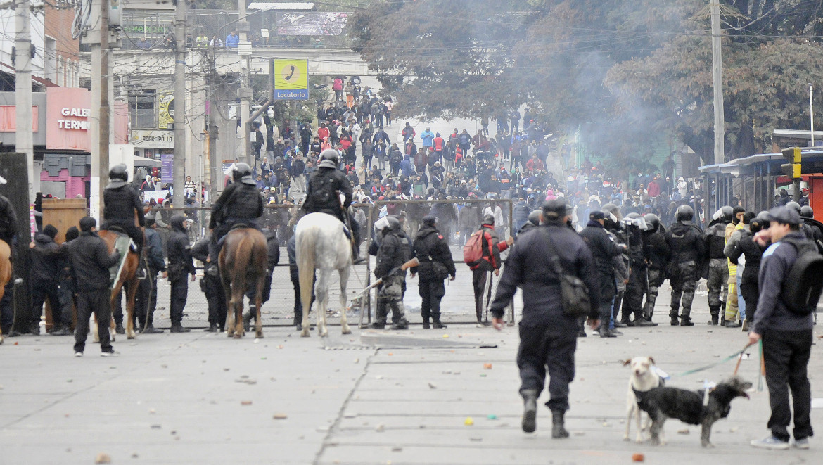 Violentas protestas en Jujuy por la reforma constitucional. Foto: NA.
