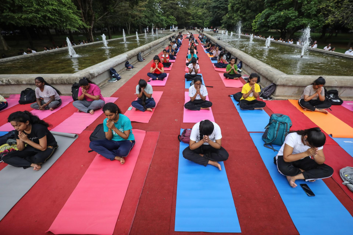 Sesión de yoga previa al Día Internacional del Yoga en Sri Lanka. Efe