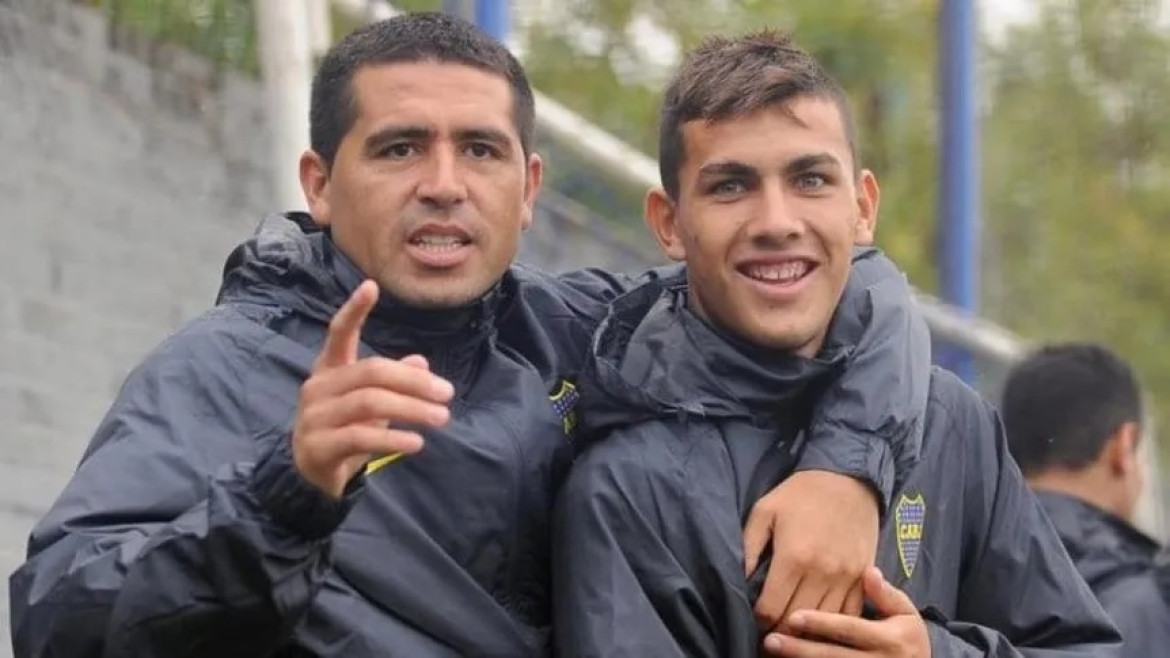 Juan Román Riquelme y Leandro Paredes, cuando ambos jugaban en Boca. Foto: Archivo.