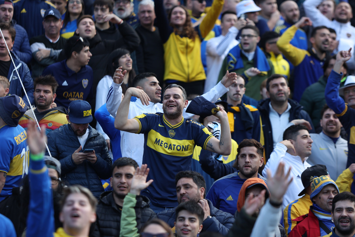 Un fanático de Boca con la camiseta que usaba Riquelme durante su época. Foto: Twitter @BocaJrsOficial.