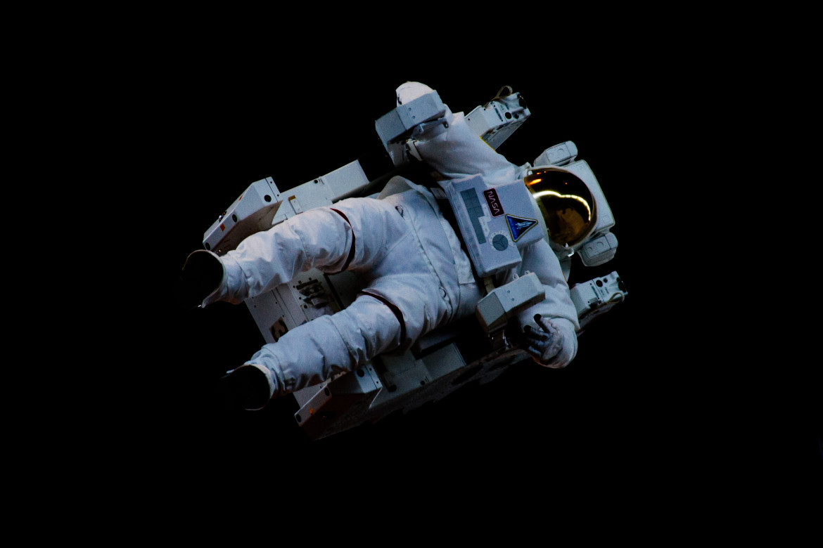 Astronauta gravitando en el espacio. Foto: Unspash