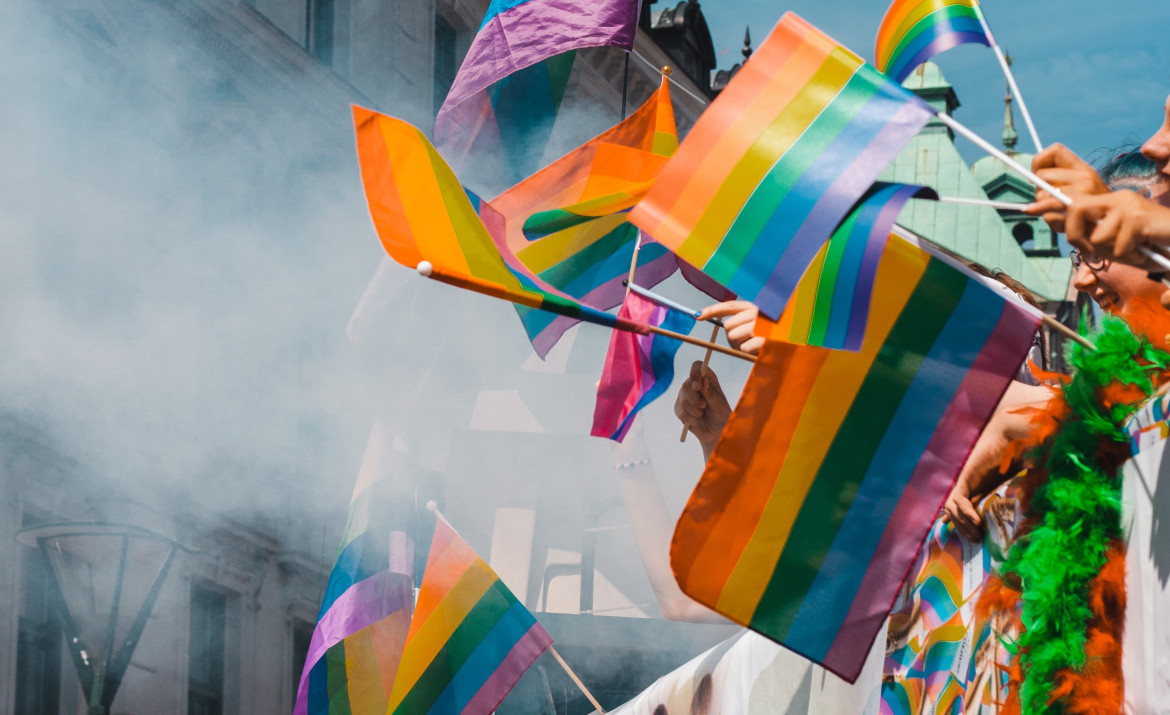La bandera acompaña todas las marchas del movimiento LGBTQI+. Foto: Unsplash.
