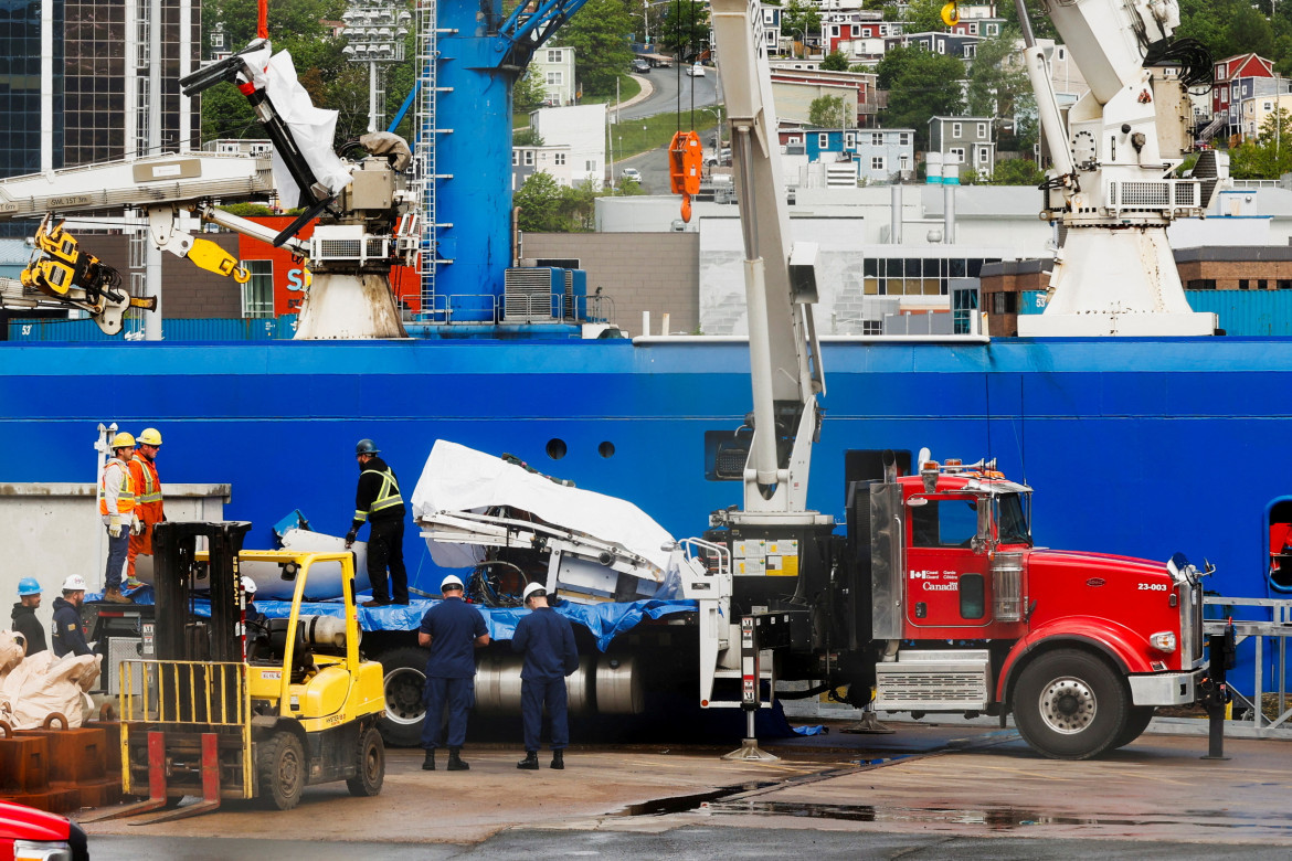 Llegada a Canadá de los restos del submarino Titan. Foto: REUTERS.