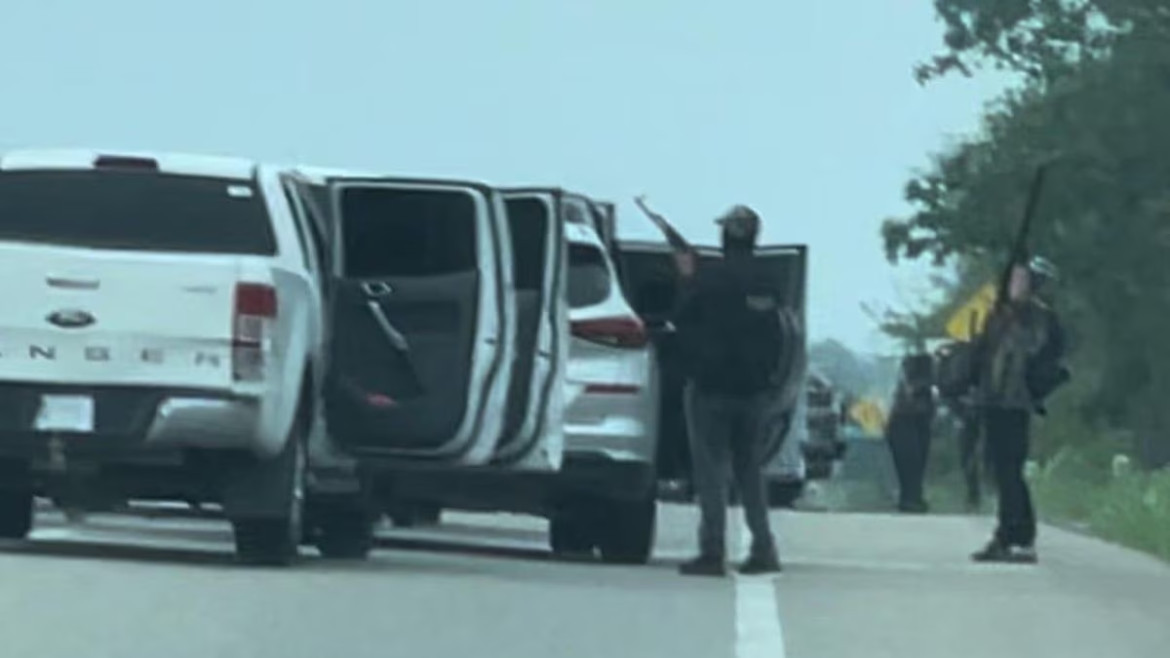 Policías siendo capturados. Foto: captura de video
