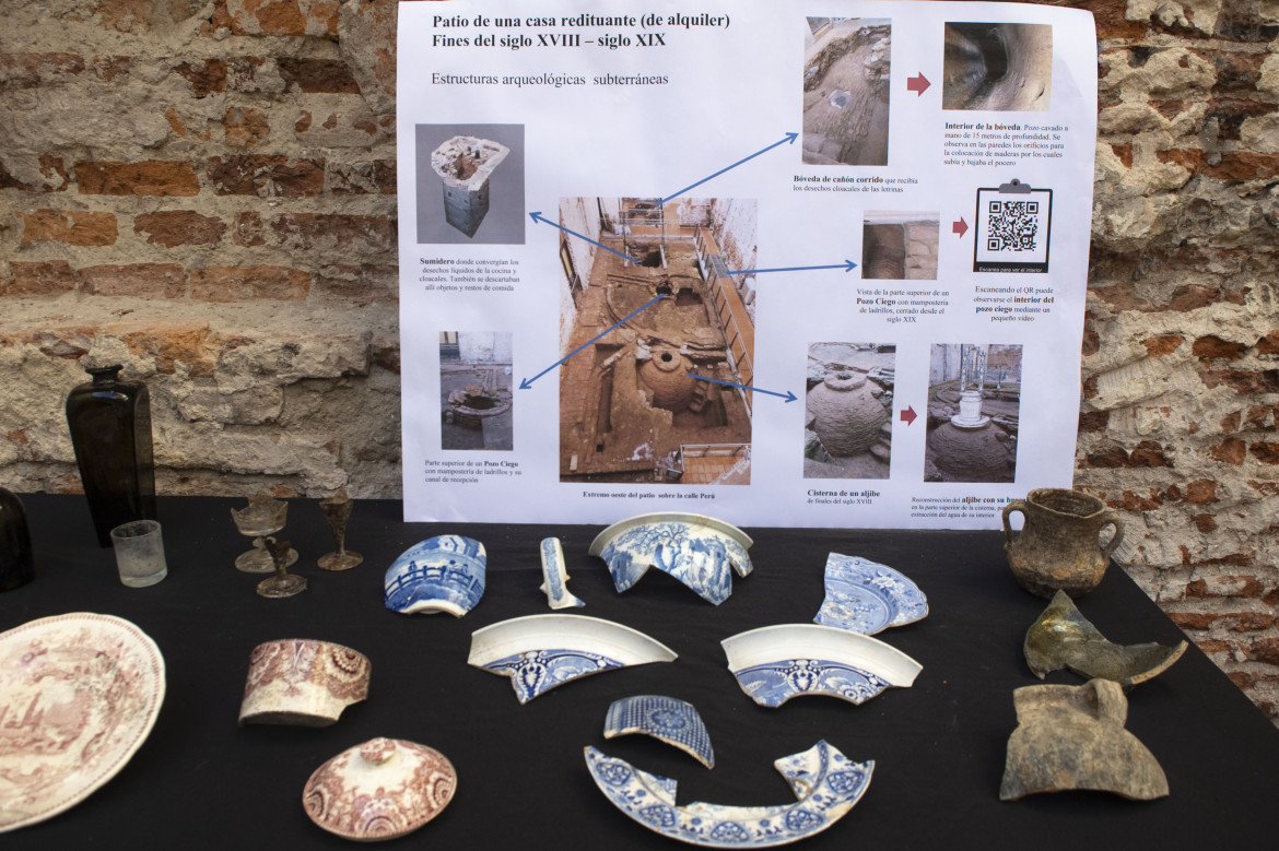 Objetos encontrados durante las tareas arqueológicas. Foto: Télam