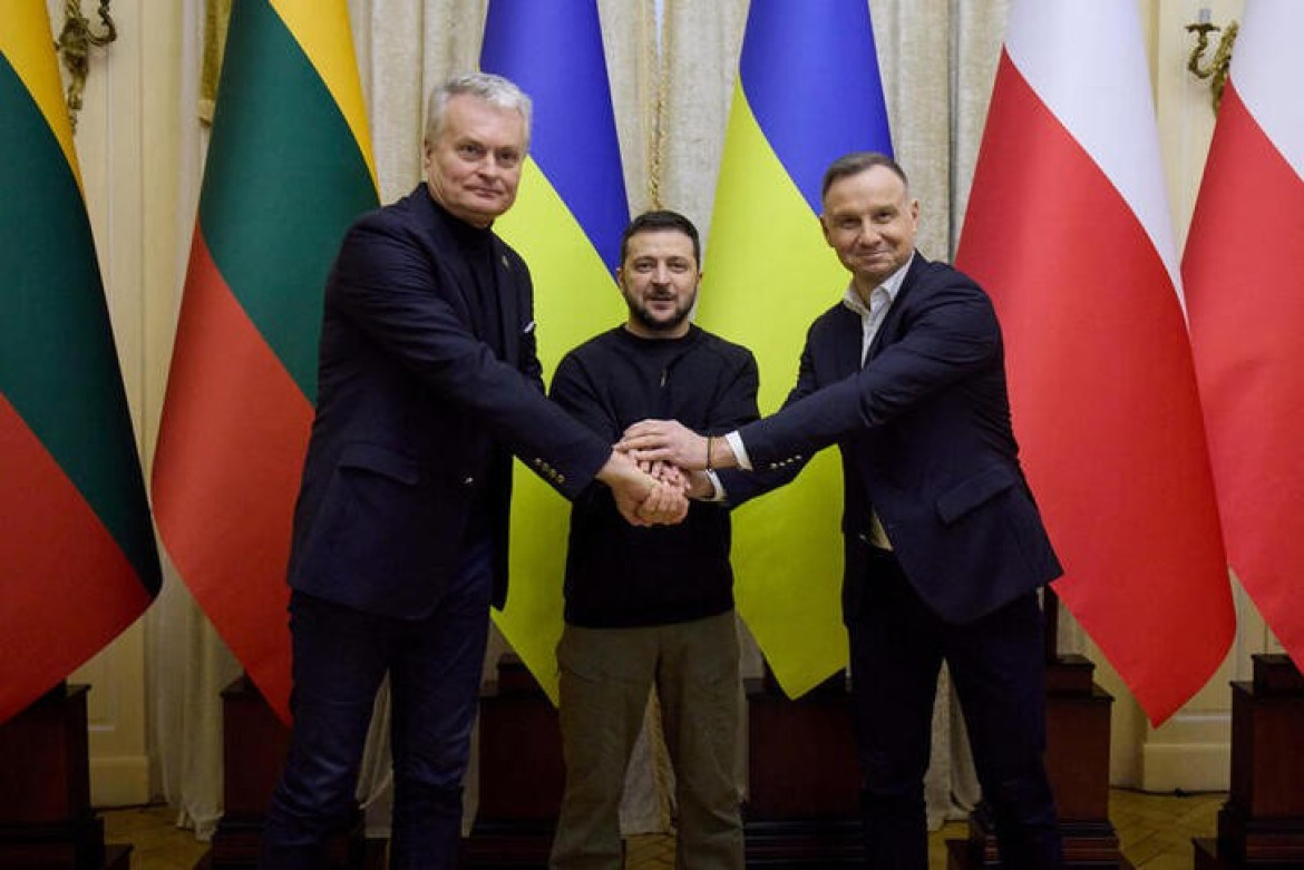 Volodímir Zelenski junto al presidente lituano Gitanas Nauseda (izquierda) y  el mandatario polaco Andrzej Duda (derecho). Foto: Reuters.