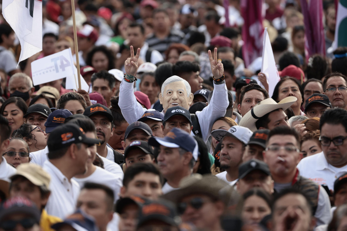 Simpatizantes del presidente de México, Andrés Manuel López Obrador, participan de la celebración en el Zócalo de la Ciudad de México. Foto: EFE.