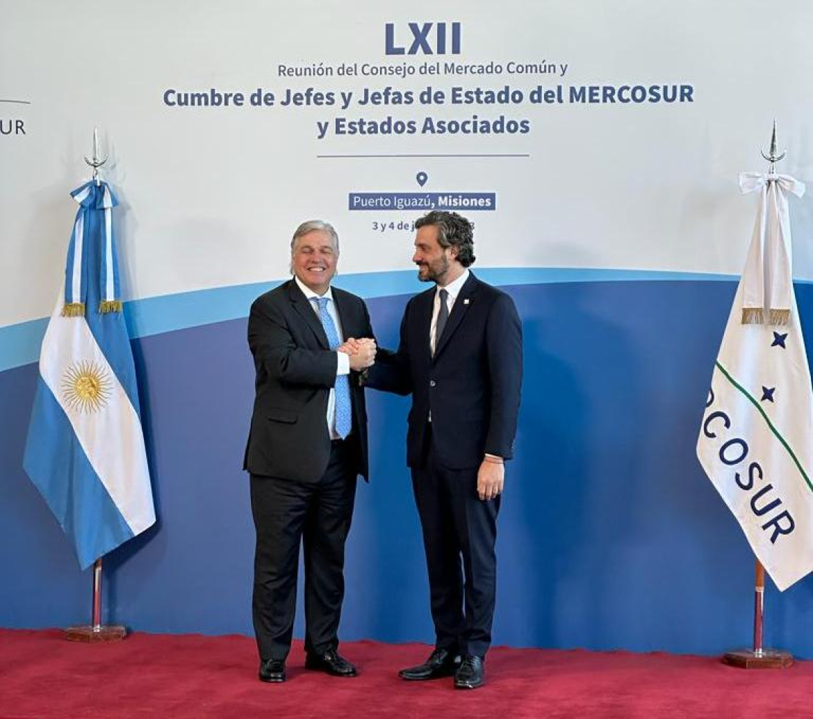 Santiago Cafiero con el ministro de Exteriores uruguayo, Francisco Bustillo. Foto: Twitter.