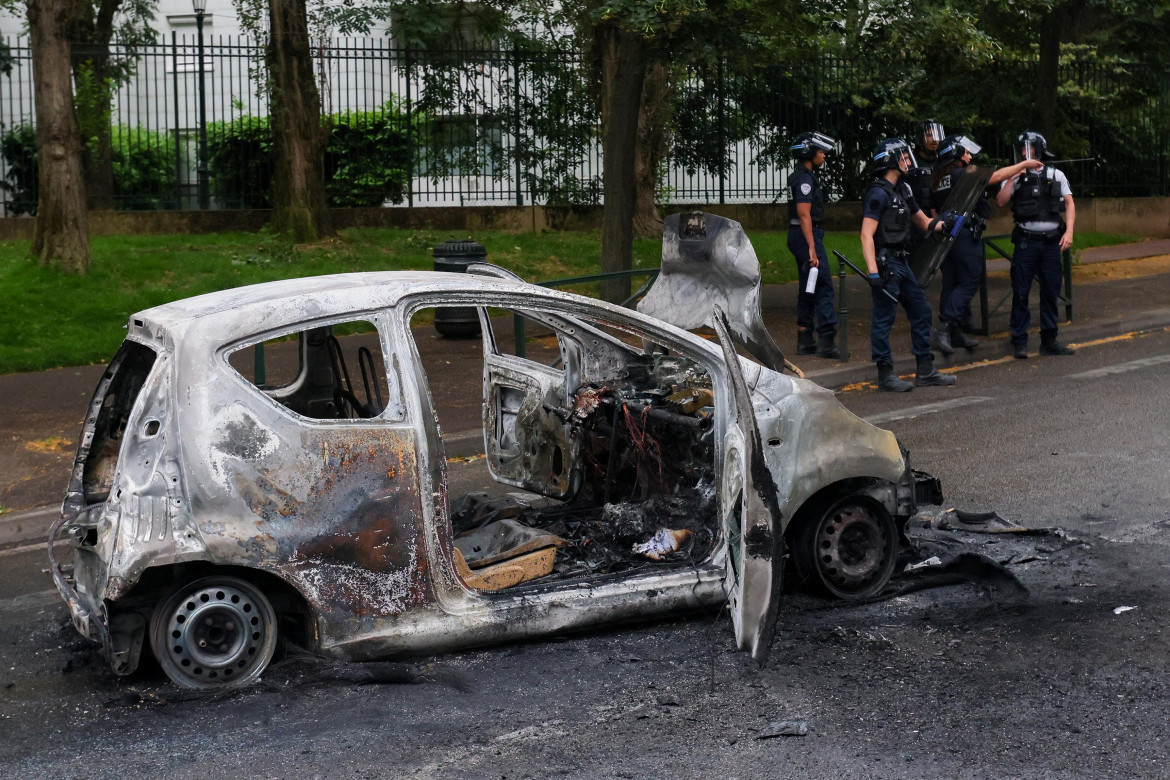 Manifestaciones e incidentes en Francia. Auto incendiado. Foto: Reuters.