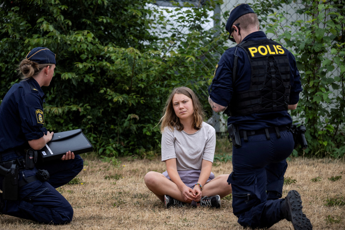 Greta Thunberg con la Policía en Suecia. Foto: REUTERS.