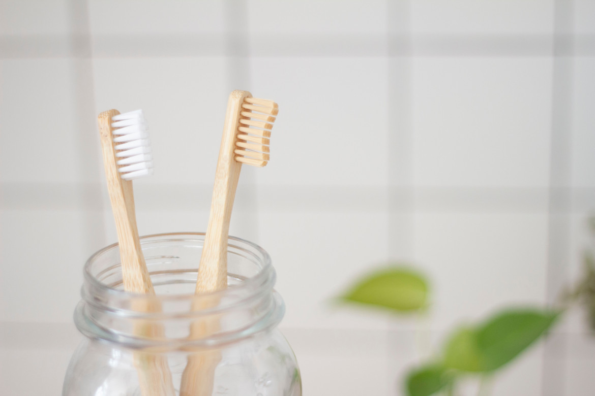 Cepillarse los dientes para prevenir la aparición de caries. Foto: Unsplash
