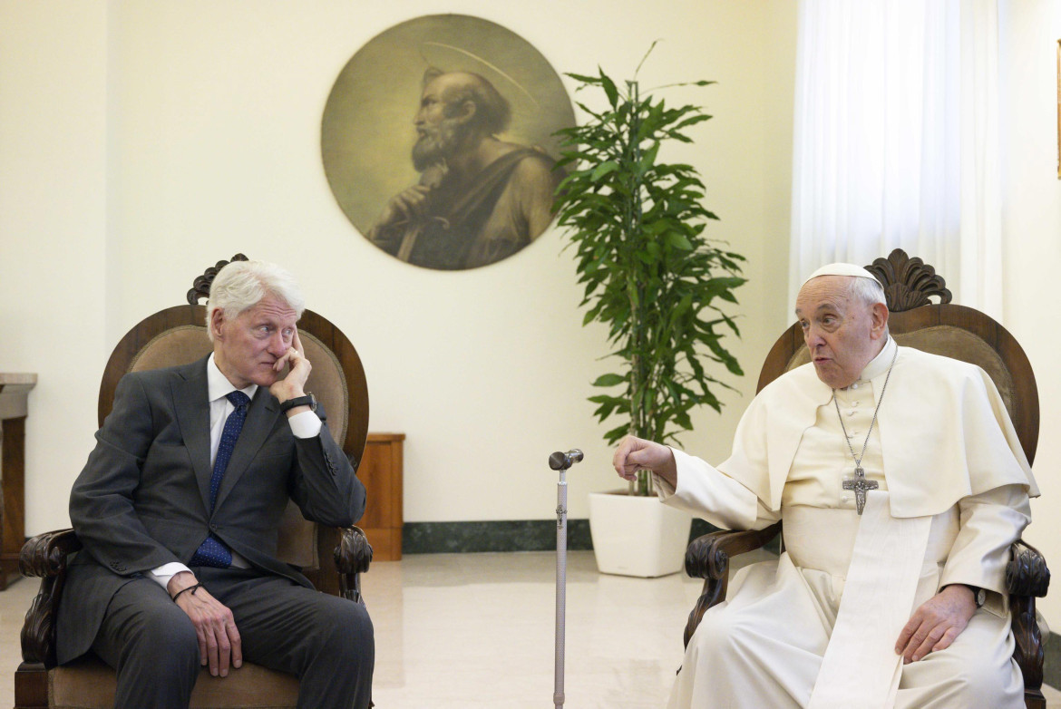 Bill Clinton con el Papa Francisco en el Vaticano. Foto: EFE.