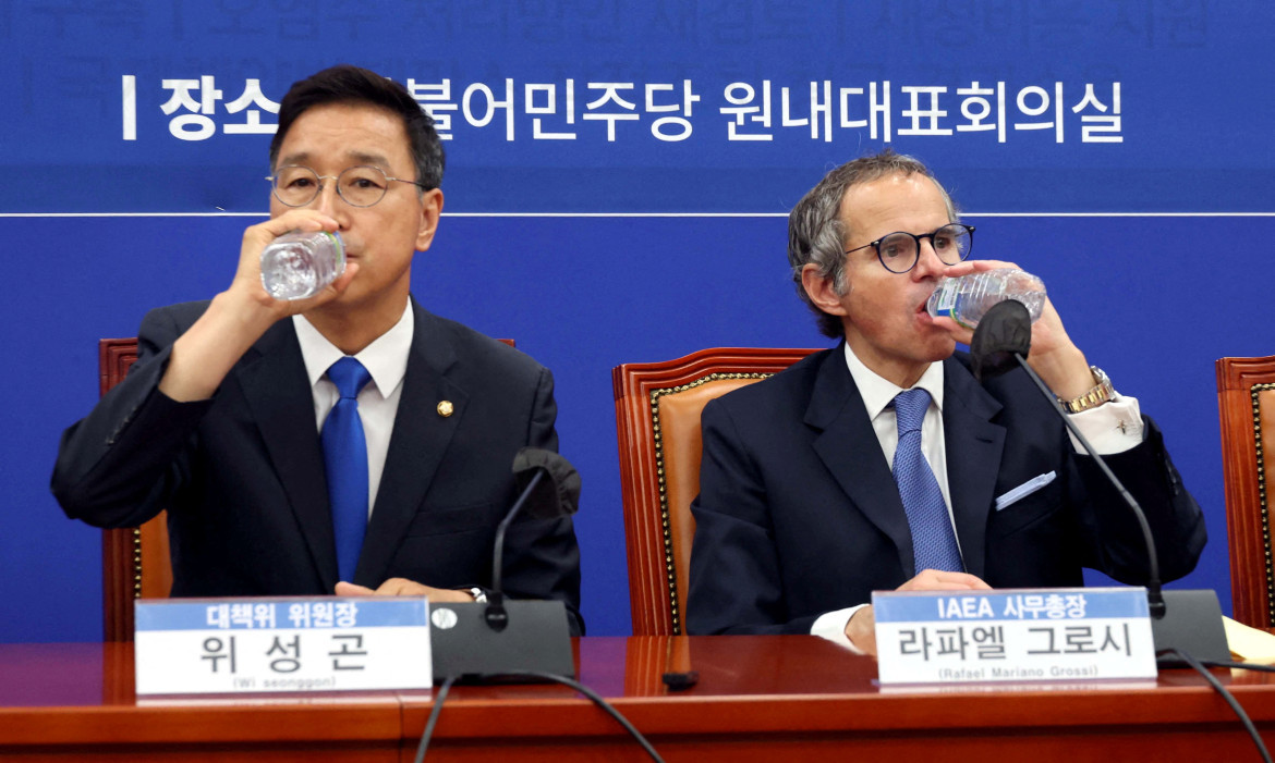 El jefe de la Agencia Internacional de Energía Atómica (OIEA), Rafael Grossi, y el principal legislador opositor del Partido Democrático de Corea del Sur, Wi Seong-gon. Foto: Reuters.