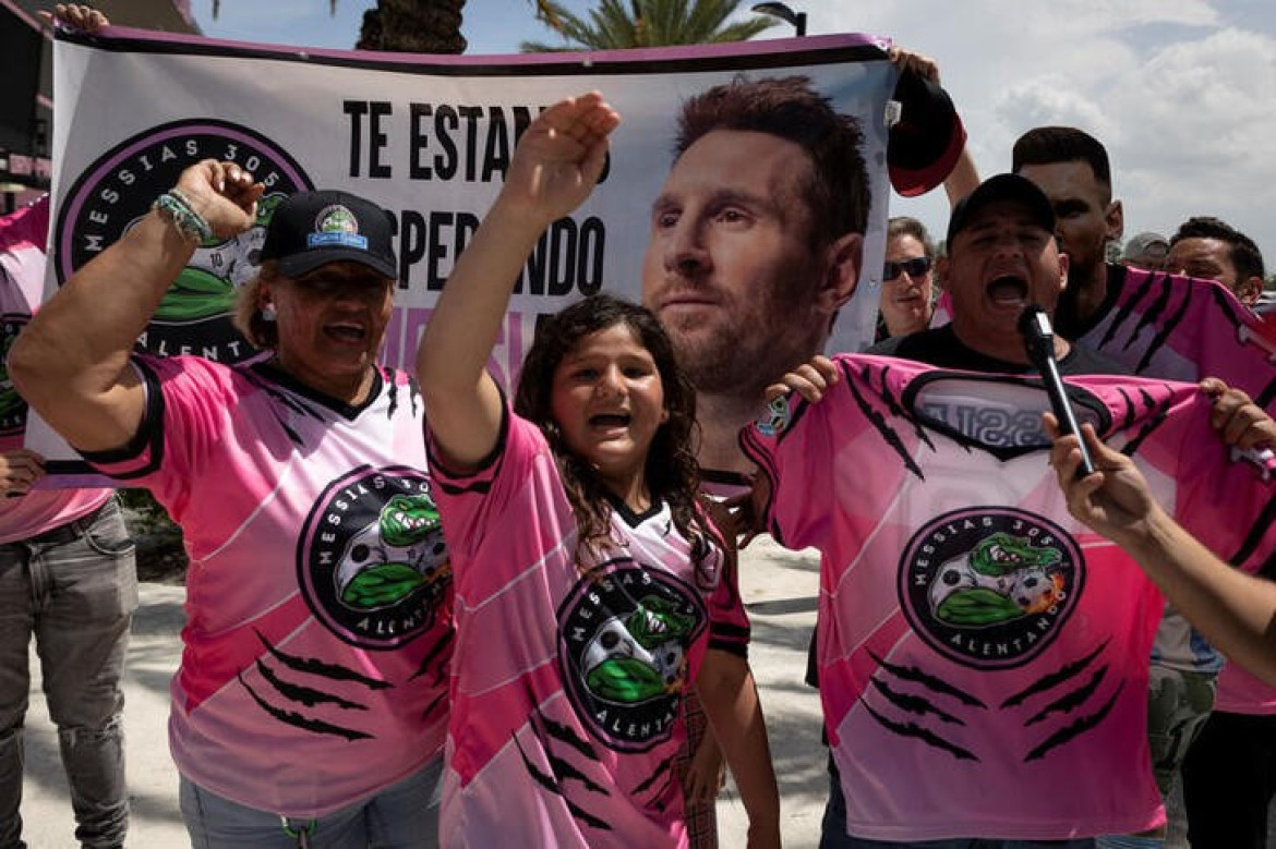 El grupo "Messias 305" le puso color a la llegada de Leo al Inter Miami. Foto: Reuters.