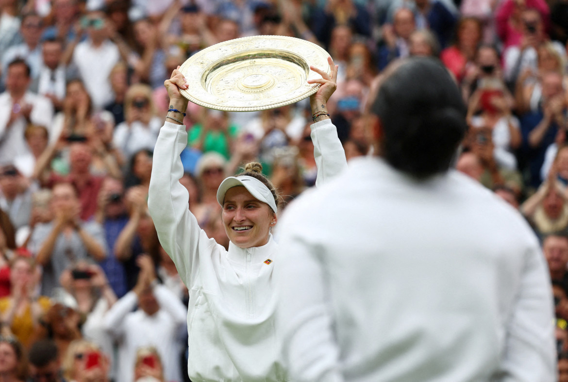Título de Marketa Vondrousova en Wimbledon. Foto: REUTERS.