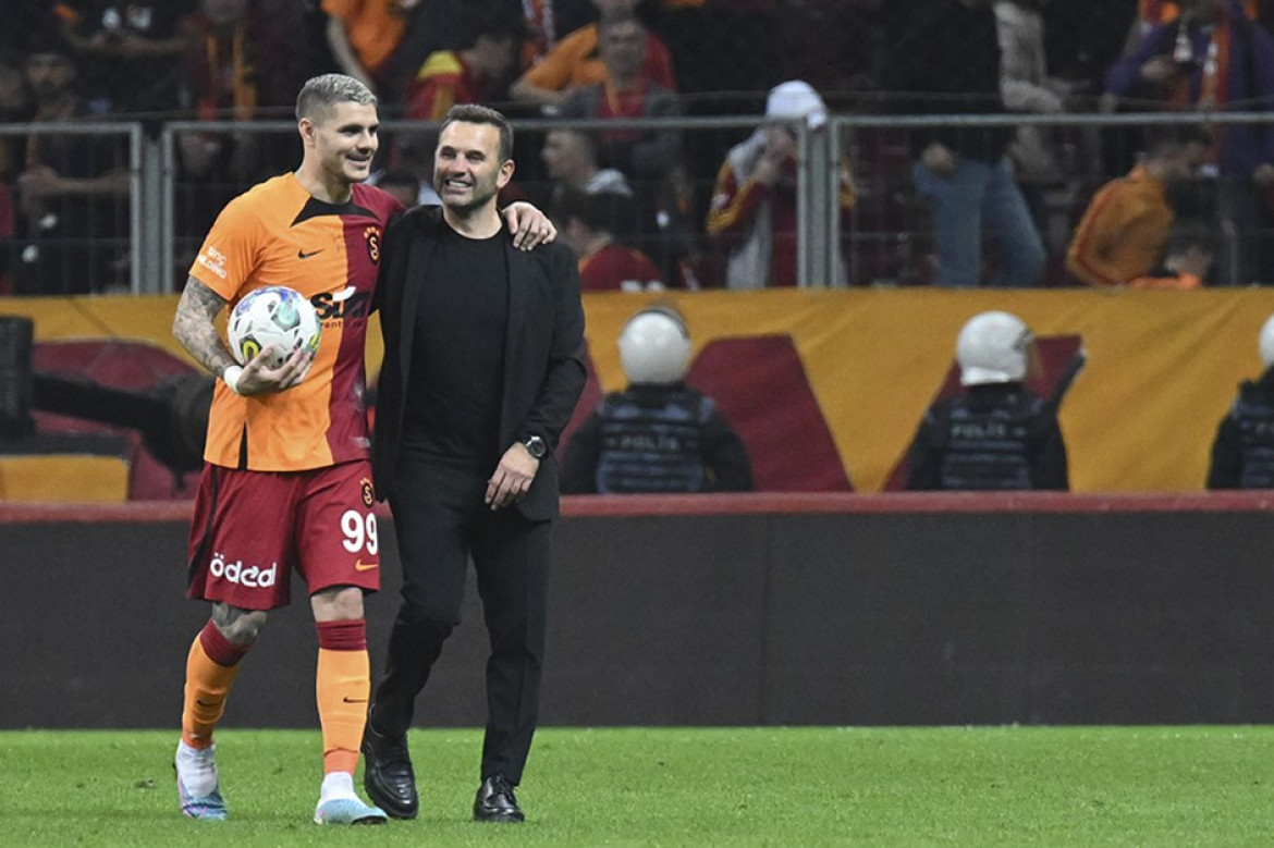 Mauro Icardi y el entrenador del Galatasaray, Okan Buruk. Foto: redes.