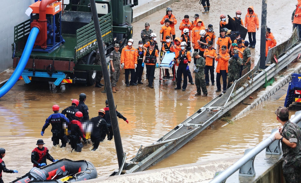 El equipo de rescatistas trabajando en las inundaciones. Foto: EFE