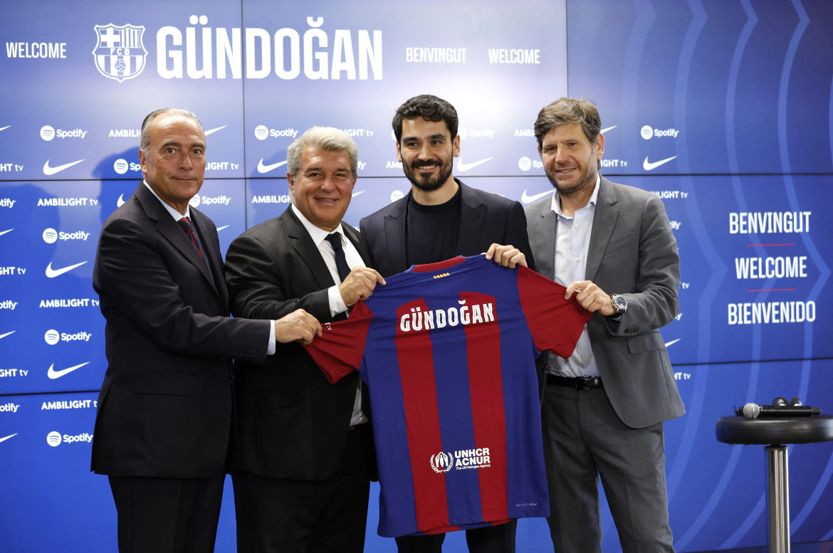 Ilkay Gundogan junto a los directivos de Barcelona en su presentación. Foto: Reuters.