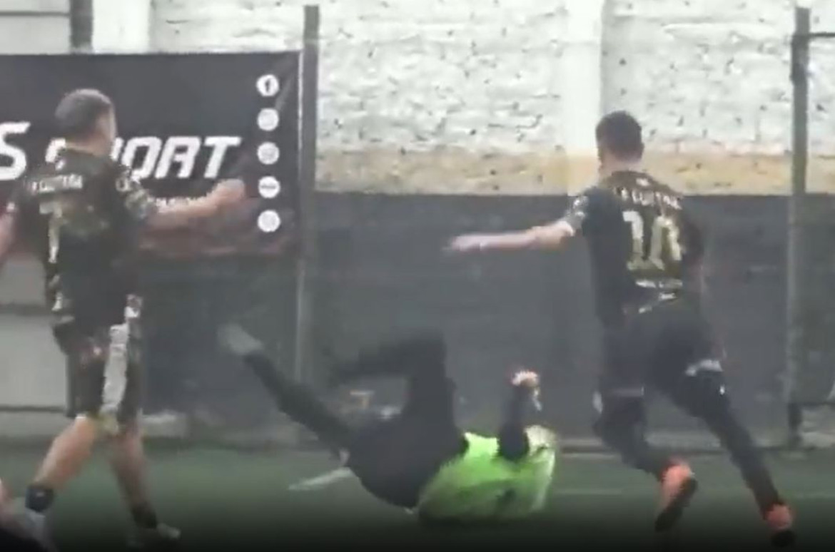 La brutal agresión a un árbitro en un partido de fútbol amateur en Avellaneda. Foto: captura de pantalla.
