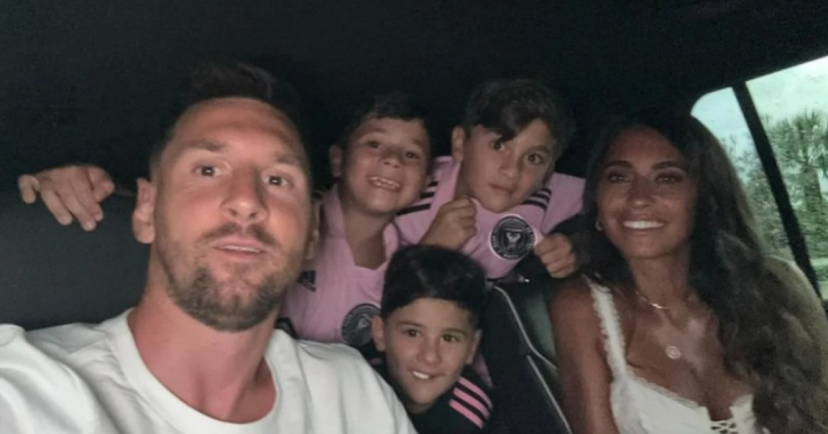 Lionel Messi y Antonela Roccuzzo con sus hijos en Miami. Foto: NA.