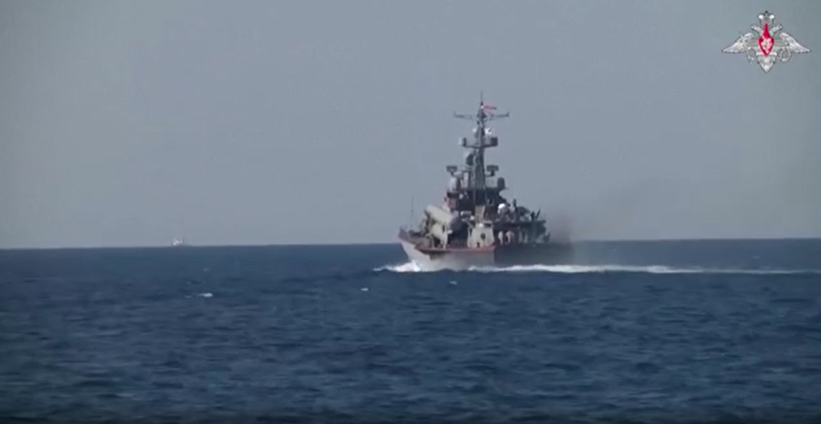 Ejercicios militares de barcos rusos sobre el Mar Negro. Foto: Captura de pantalla video.