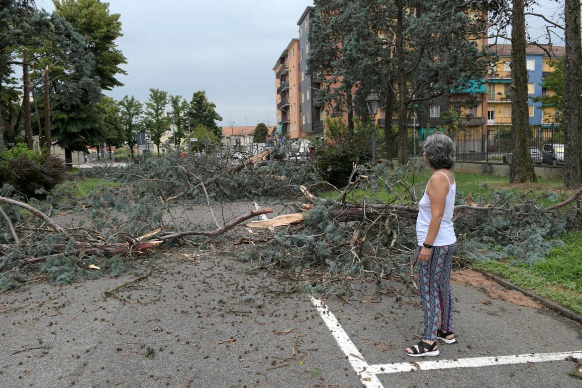 Mujer observa los daños causados ​​por el tornado la zona este de Milán. Foto: EFE.