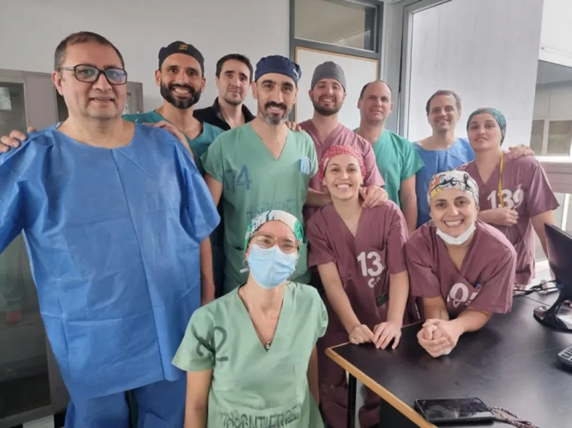 Equipo médico que realizó la primera cirugía de revascularización en La Plata.