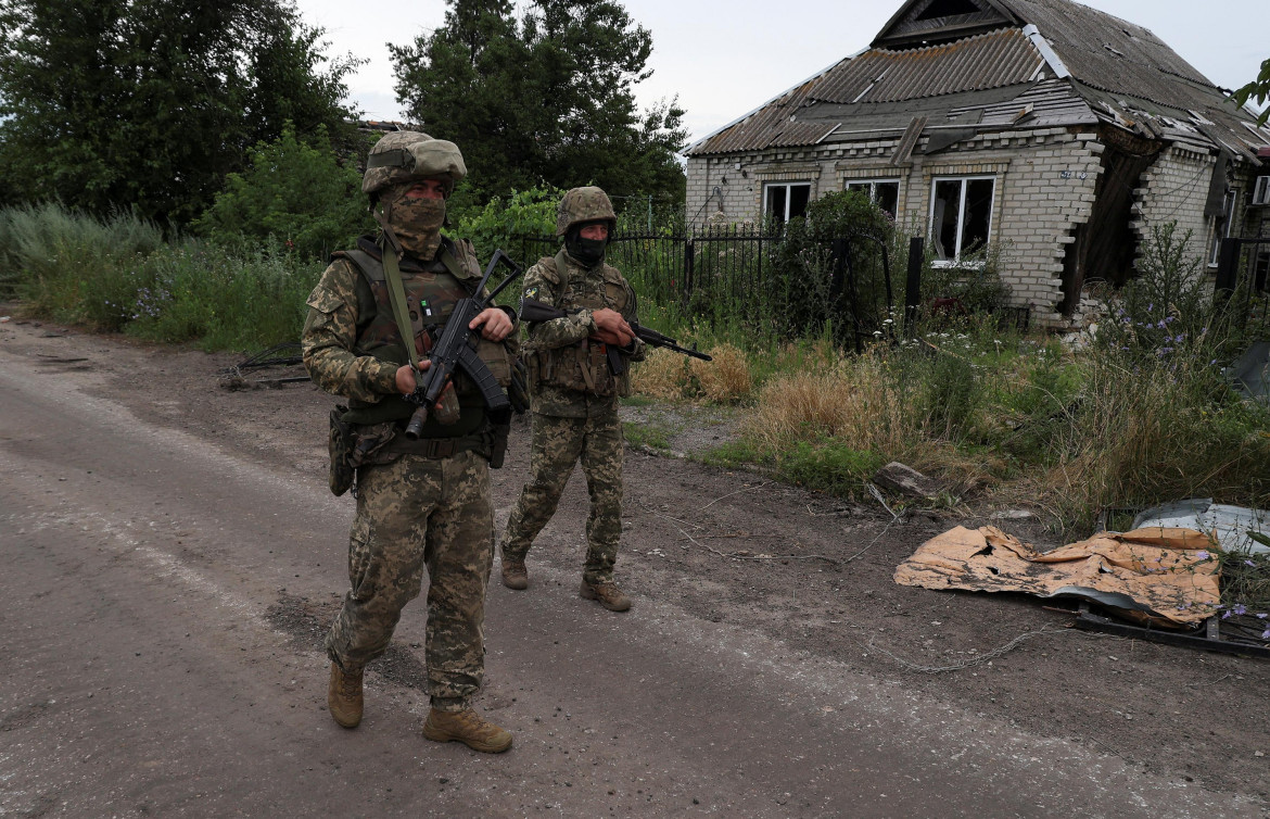 Guerra entre Rusia y Ucrania. Avance de soldados ucranianos. Foto: NA.