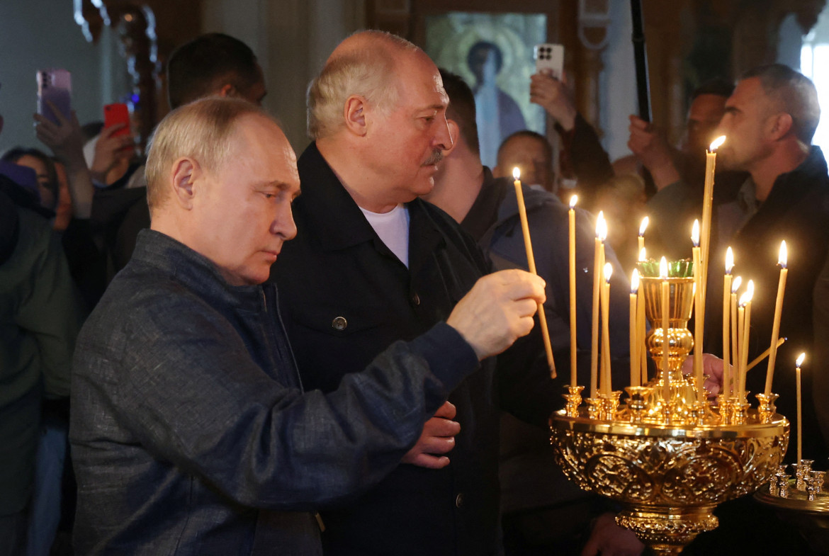 Vladimir Putin y Aleksandr Lukashenko en un monasterio de Carelia. Foto: Reuters.