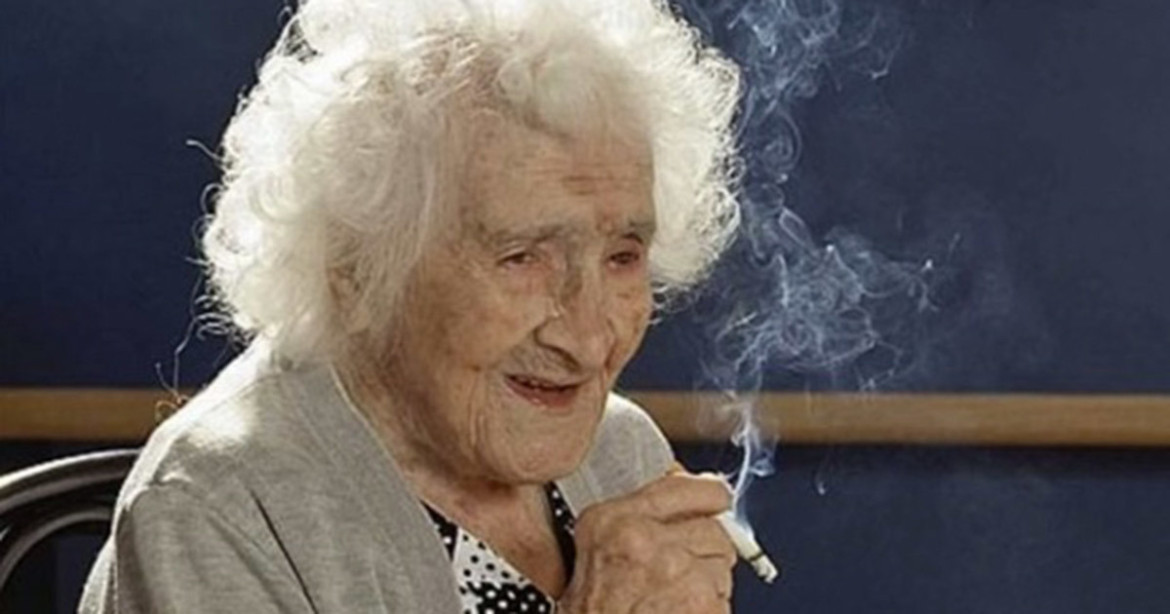 Jeanne Calment fumando cigarrillo. Foto Twitter @EduZ80A.