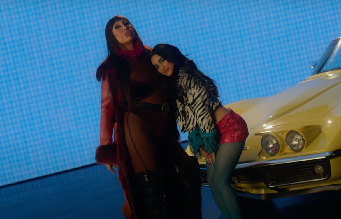 Lali Espósito y Moria Casán en el videoclip de "Quiénes son?". Foto: Captura de pantalla.