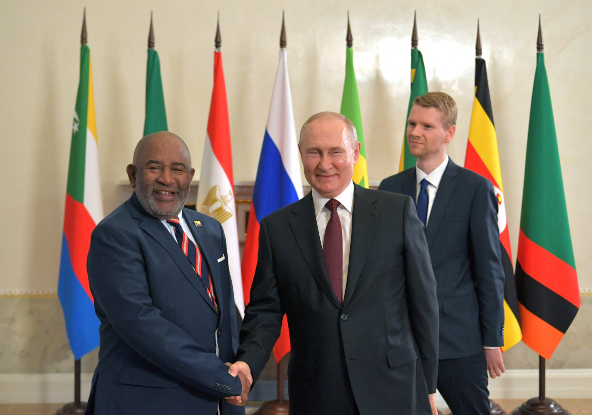 Vladimir Putin junto a Azali Assoumani, presidente de la Unión de Comoras. Foto: Reuters.