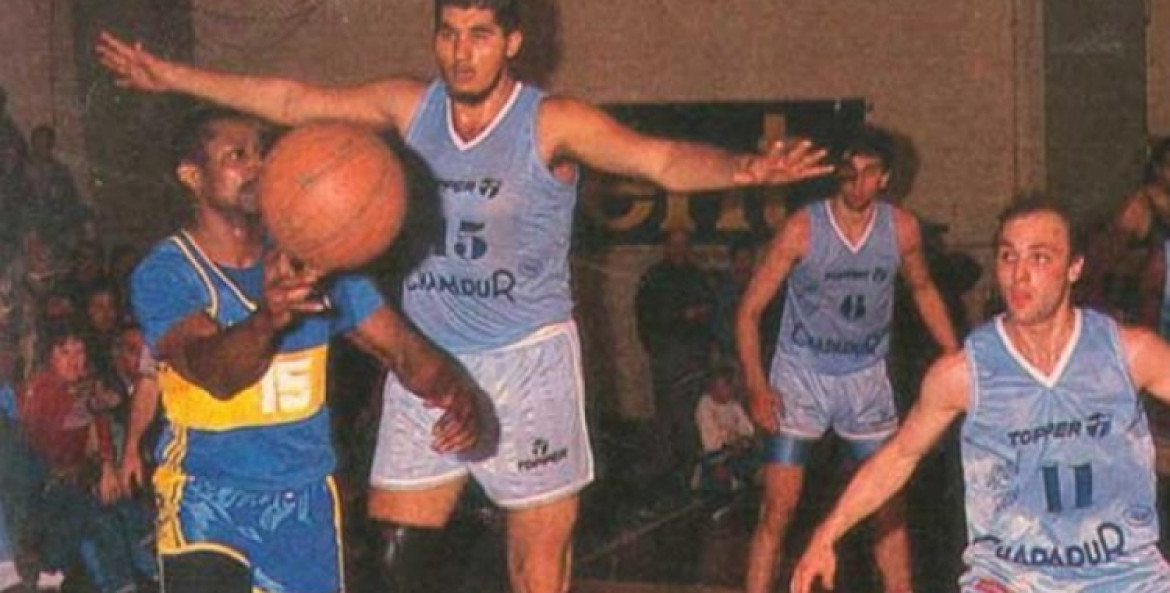 Jorge González se destacó en el básquet por su gran altura pero su carrera fue fugaz. Foto: Archivo.