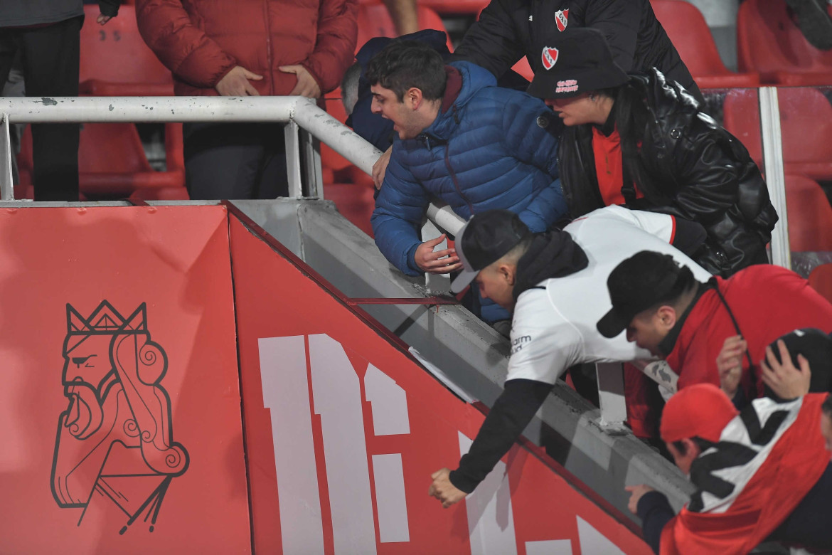 Los hinchas de Independiente explotaron contra la dirigencia tras la derrota con Boca Juniors. Foto: Télam.