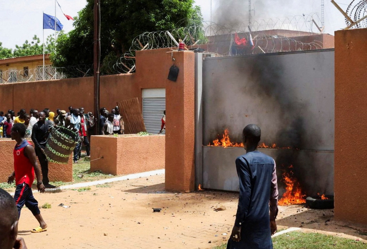 Níger, incidentes frente a embajada de Francia. Foto: Reuters.
