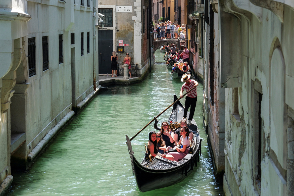 Venecia, conocida por sus canales y lugares de interés cultural, lleva años luchando contra el turismo de masas. Foto: Reuters.