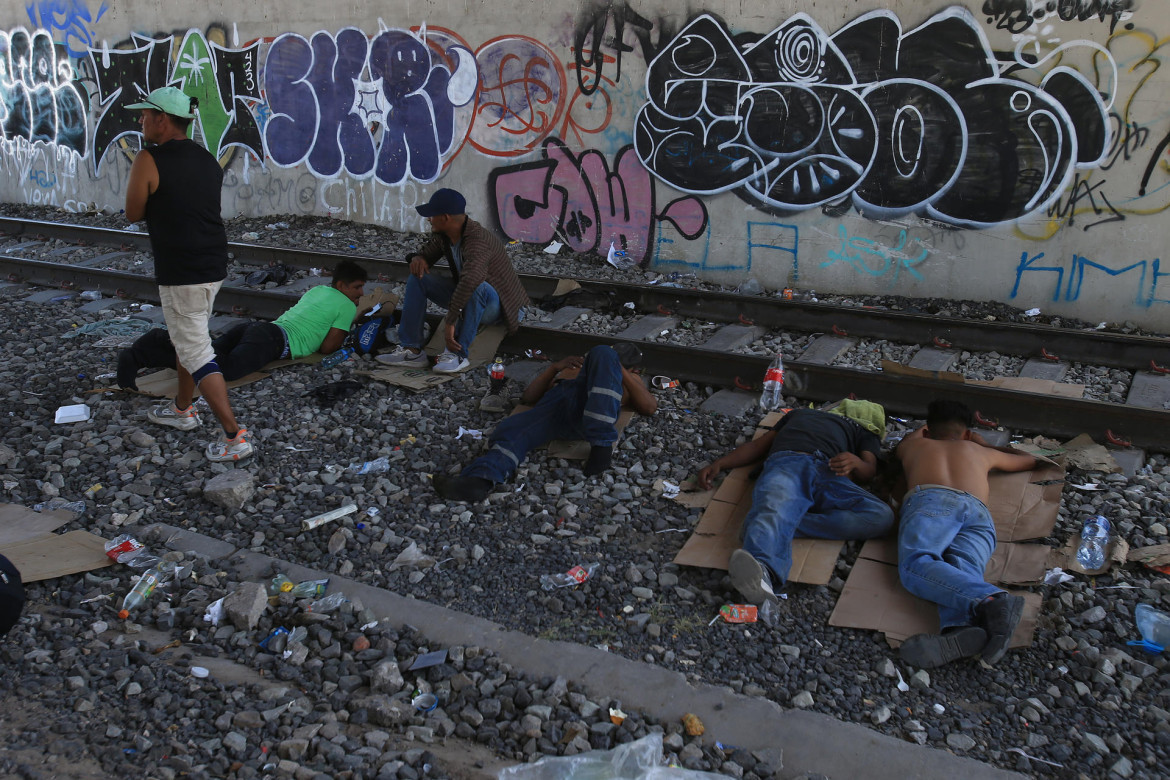 Migrantes en la frontera entre México y Estados Unidos. Foto: EFE.