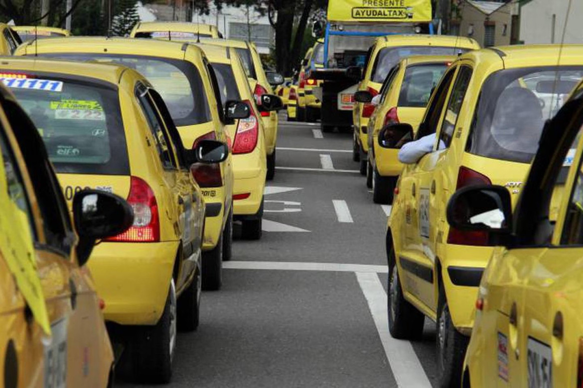 Paro de taxis en Colombia. Foto Twitter @juancbocanegra.