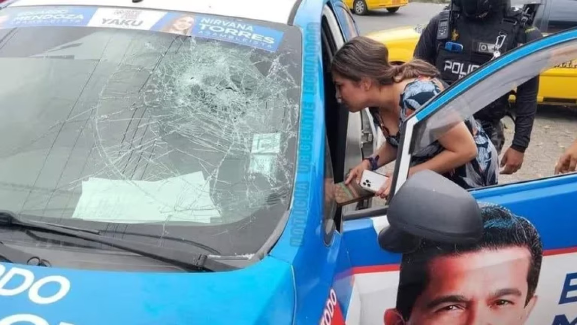 El parabrisas del vehículo destruido por las balas y vidrios rotos esparcidos en el suelo. Foto: Twitter