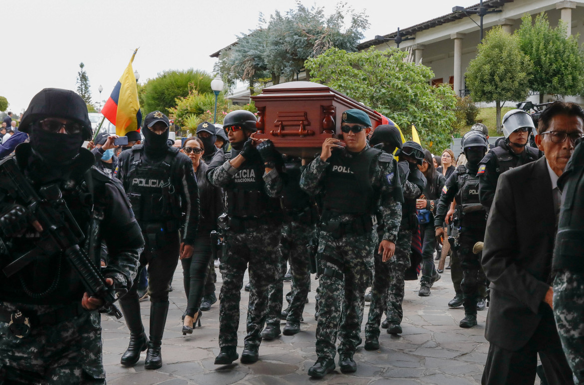 El féretro de Fernando Villavicencio cargado por efectivos policiales. Foto: Reuters.
