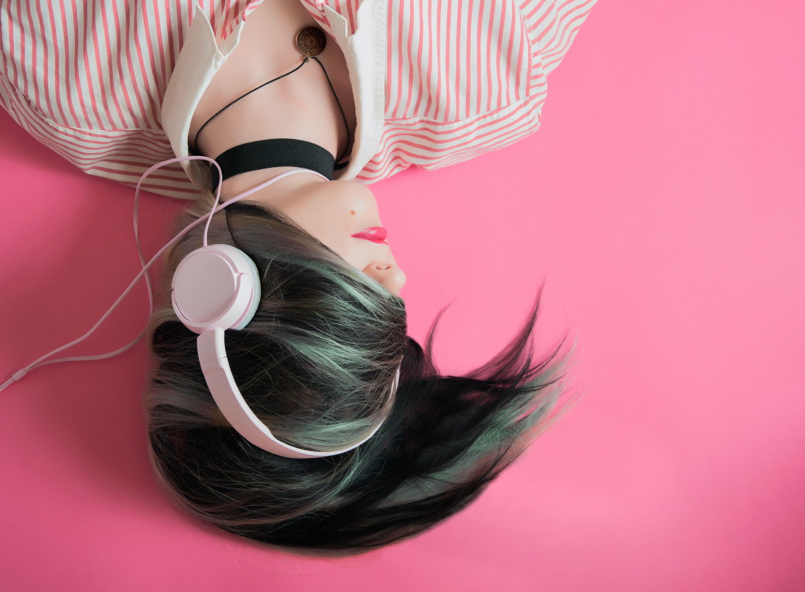Escucha música con toda nuestra atención ayuda para potenciar la memoria. Foto Unsplash.