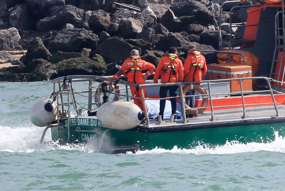 Equipo de rescate por la tragedia de migrantes en el canal de la Mancha. Foto: Reuters.